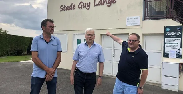 photo  denis lecornu et jean-marie rochais, présidents du club des léopards de saint-georges, entourent guy lange, maire de 2014 à 2020 de la commune.  &copy;  ouest-france 