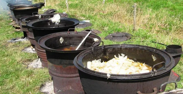 photo  les chaudrons ne seront pas ressortis cette année pour préparer la poule au pot cuite au bois.  &copy;  archives ouest-france 