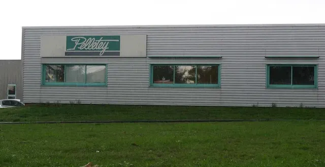 photo  c’est dans les anciens locaux de pelletey, fabricant de canapés, que prendra place la future plateforme.  &copy;  archives le maine libre 