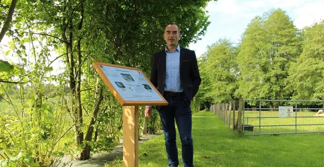 photo  pour david chollet, ici sur l’aire naturelle du livet, sensibiliser passe par la pédagogie auprès des jeunes générations. la haie a été plantée avec les enfants de l’école de la commune. des panneaux pédagogiques ont été posés.  &copy;  isabelle julien – le maine libre 