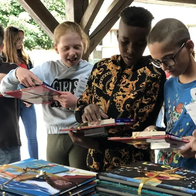 photo les écoliers de l’école de saint-langis-lès-mortagne (orne) ont reçu des livres pour fêter la fin d’année scolaire.  ©  ouest-france