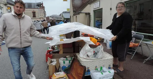 photo  le ballet des bâches et parapluies s’est renouvelé toute la journée.  &copy;  ouest-france 