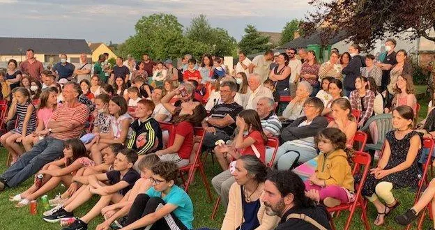 photo  le public s’est amassé pour assister au spectacle humoristique.  &copy;  le maine libre 