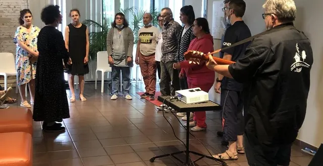 photo  les dix artistes en herbe ont chanté devant les autres résidents un extrait du conte sonore.  &copy;  le maine libre 