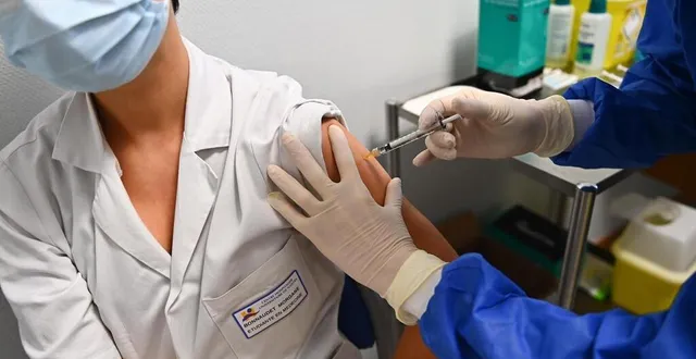photo  vaccination pour le personnel soignant du chu de nantes avec le vaccin astrazeneca pour lutter contre l’épidémie de covid-19. photo d’illustration.  &copy;  franck dubray / ouest-france 