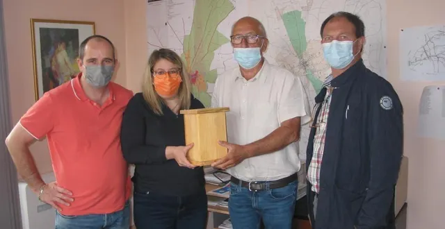 photo  de gauche à droite, hervé et alexandra poussin, gérard rosé (maire), et denis robillard (maire adjoint)  &copy;  ouest-france 