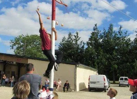 photo  le mât de cocagne a toujours attiré petits et grands.  &copy;  ouest-france 