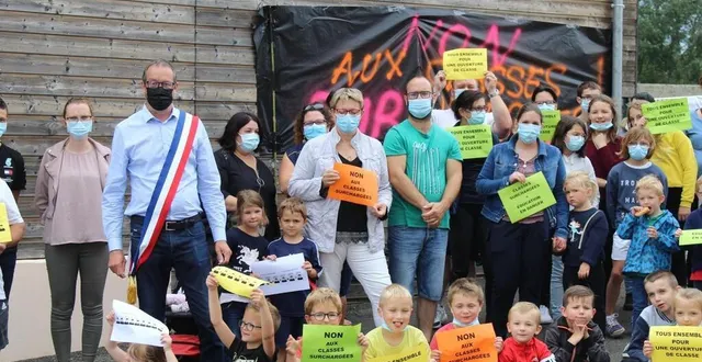 photo  le maire de la commune de dangeul soutient les parents d’élèves dans leur demande d’ouverture d’une classe supplémentaire à l’école primaire.  &copy;  le maine libre 