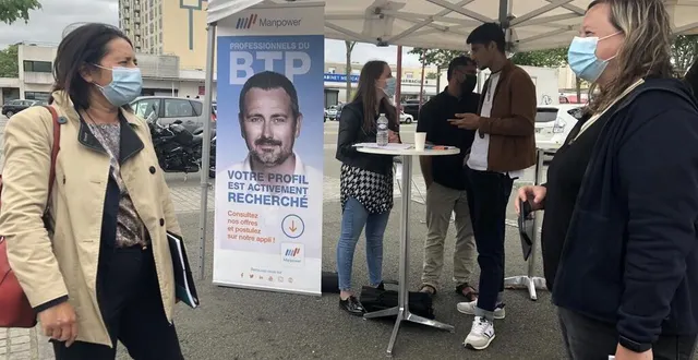photo  les différents intervenants, devant le bus de l’emploi stationné place des sablons, n’ont pas accueilli autant de personnes qu’espéré.  &copy;  le maine libre 