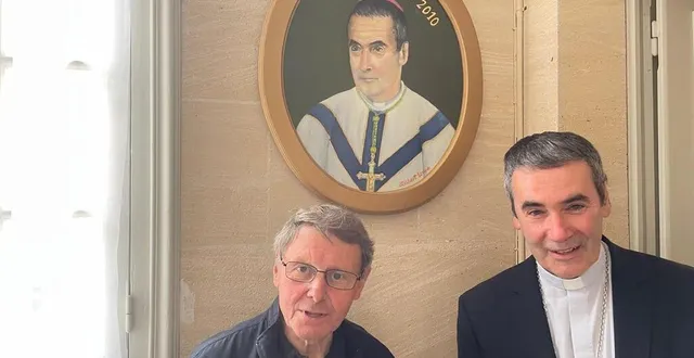 photo  le peintre mgr louis et son modèle, mgr habert, entourent le 84e portrait de la galerie située à l’évêché de séez.  &copy;  ouest france 
