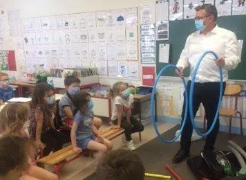 photo  des élèves et leurs cadeaux.  &copy;  le maine libre 