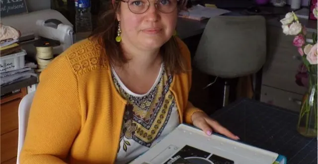 photo  charlotte gaignard dans son atelier de scrapbooking.  &copy;  le maine libre 