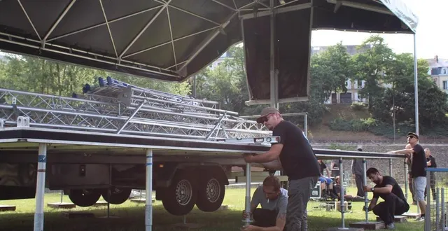 photo  ce mercredi 7 juillet, veille de lancement du festival « concert aux planches », on s’active pour monter la scène et assurer les derniers préparatifs.  &copy;  le maine libre 