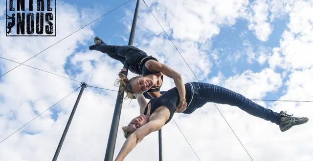 photo  autour de trois mâts chinois, le cirque entre nous offrira un spectacle rempli d’humour et de folles acrobaties. rendez-vous le samedi 24 juillet à 19 h 30 dans la cour gambetta.  &copy;  sébastien gracco de lay 