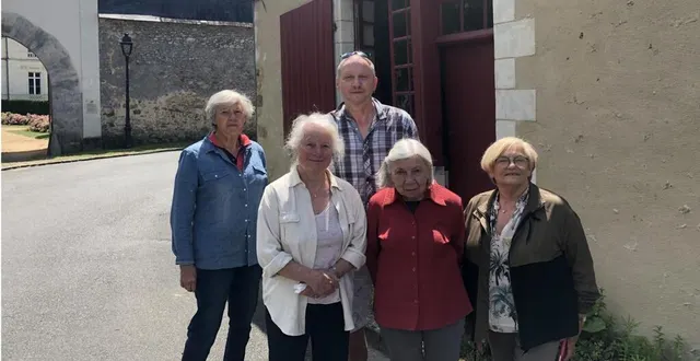 photo  de gauche à droite : inès durand-gasselin, lyne fernandez, martial simonnet de kermarec (président de l’association), renée bons et claudine turboust  &copy;  ouest-france 