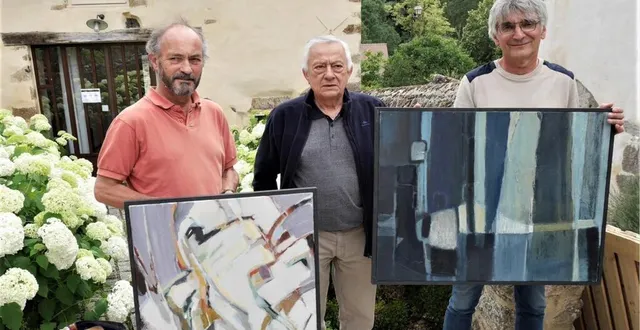 photo  andré schembri, au centre, avec les responsables des amis de saint-céneri, est venu aider à l’installation des ateliers des rencontres  &copy;  ouest-france 