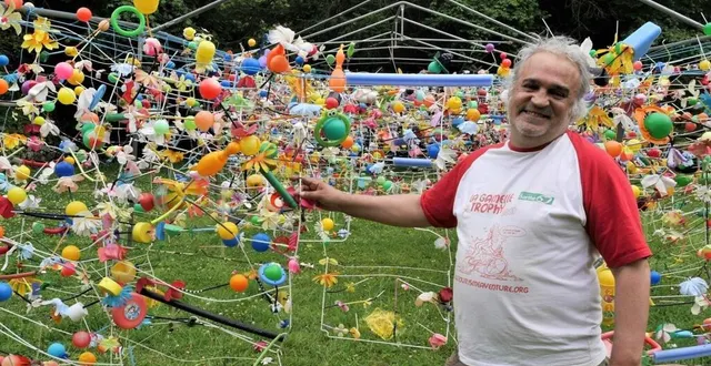 photo  le plasticien yabon paname présente une installation originale, colorée et ludique.  &copy;  ouest-france 