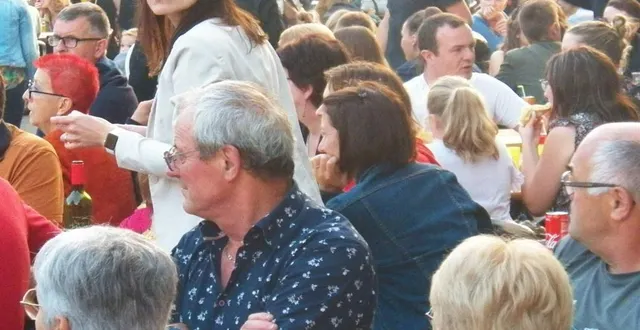 photo  une foule heureuse de retrouver une vie festive avait commencé a envahi le centre bourg dès 18 heures.  &copy;  le maine libre 