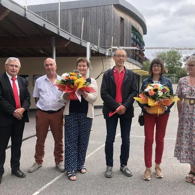 photo lors de la réception en l’honneur de martial gaignier et fanny beaufils, tous deux retraités.  ©  le maine libre