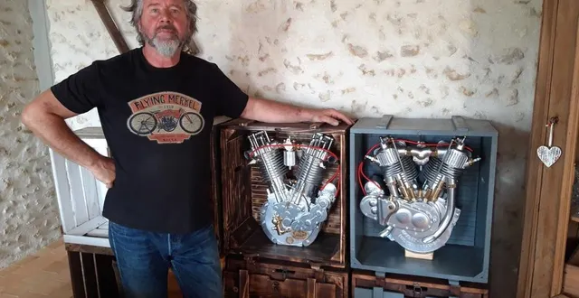 photo  le sarthois devant la réplique d’un moteur indian (à gauche) et celle d’un moteur harley-davidson (à droite)  &copy;  le maine libre 