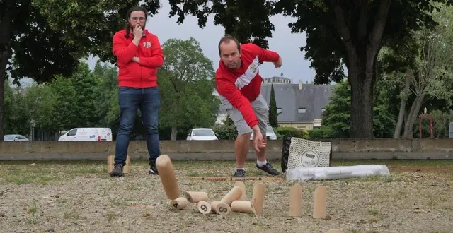 photo  sébastien delarue et erwyn mawdsley, respectivement président et vice-président du club le mans sarthe mölkky, s’entraînent à quelques jours du tournoi « jouez 24 heures au mölkky ».  &copy;  ouest-france 