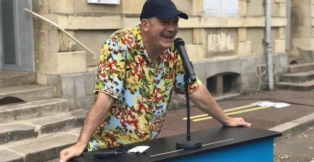 photo  amédée renoux de la compagnie dbk, joue son spectacle « voyages capel » dans la cour de l’école descartes à la flèche (sarthe), vendredi 9 juillet 2021.  &copy;  ouest-france 