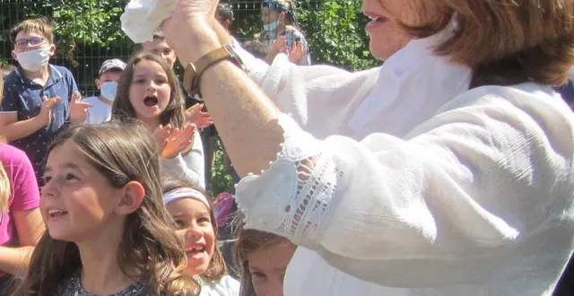 photo  annie bouhamidi découvre la surprise concoctée pour son départ.  &copy;  ouest-france 