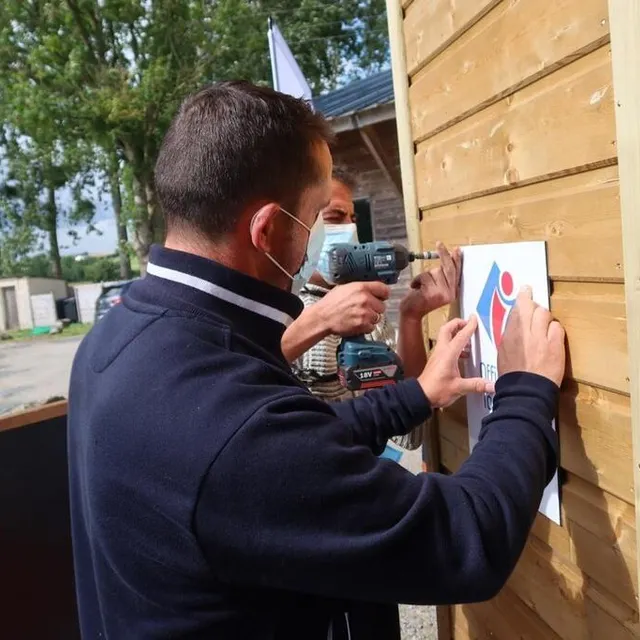 Les derniers détails ont été finalisés quelques minutes seulement avant l’inauguration officielle du chalet. Photo Le Maine Libre photo les derniers détails ont été finalisés quelques minutes seulement avant l’inauguration officielle du chalet. © photo le maine libre