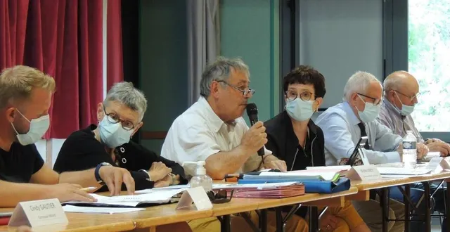 photo  pas de trêve estivale pour les élus communautaires, au vu du nombre de dossiers.  &copy;  le maine libre 