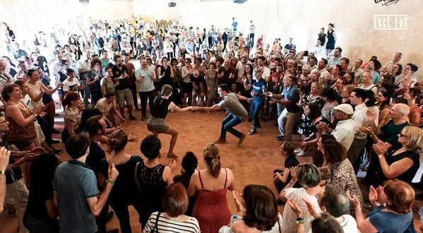 photo  le lindy hop réchauffera l’île, ce dimanche 11 juillet 2021, à 16 h.  &copy;  moulinsart - carremansswing 