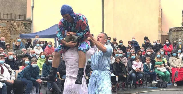 photo  le collectif kaboum, vainqueur de la compétition « off » du festival 2019, revient jouer son spectacle « système d ».  &copy;  ouest-france 