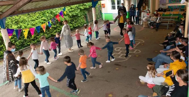 photo  le spectacle des élèves a eu lieu sous le préau.  &copy;  le maine libre 