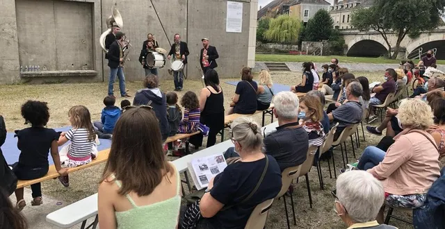 photo  la fanfare big joanna a ouvert le bal, dimanche matin, dans la cour basse de la mairie de la flèche.  &copy;  ouest-france 