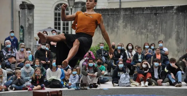 photo  la compagnie italienne depãso est programmée dans le off. le duo propose un spectacle d’acrobatie aérienne.  &copy;  le maine libre 