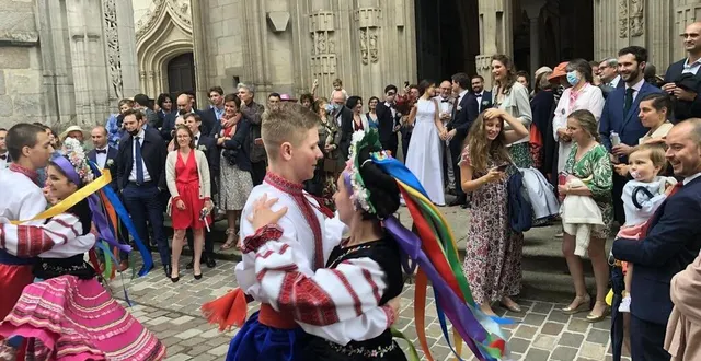 photo  à la sortie de leur messe de mariage, laëtitia et gauthier ont eu droit à une représentation du groupe ukrainien.  &copy;  ouest-france 
