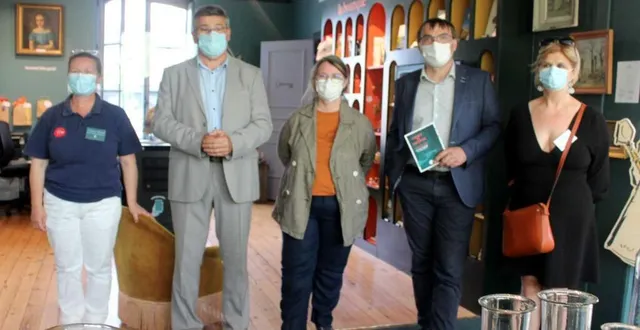 photo  véronique richard, directrice de l’office de tourisme de la vallée du loir, philippe biaud, lorraine bapst, hervé roncière et sophie jousse, directrice de la castélorienne.  &copy;  le maine libre 