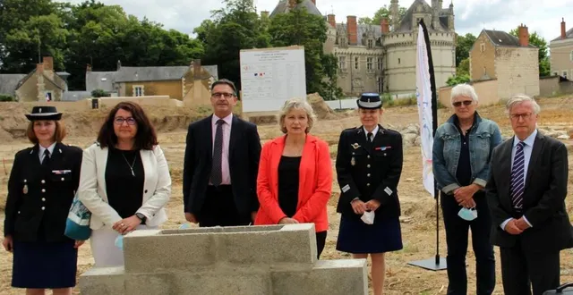 photo  de g. à dr : elodie walther, béatrice latouche, françois boussard, véronique ortet, fabienne daniel, catherine donné et louis-jeande nicolaÿ.  &copy;  le maine libre 