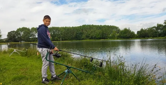 photo  loris chénau, 12 ans, pêche depuis huit ans. il est venu se former aux techniques de pêche à la carpe.  &copy;  ouest-france 