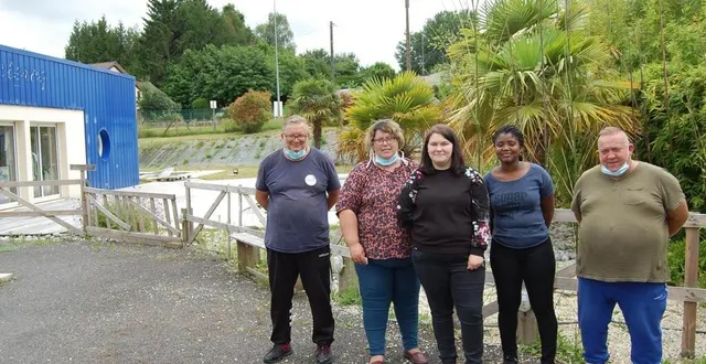 photo  sylvie fournier, la directrice (2e en partant de la gauche) avec des bénévoles, devant les locaux situés zone commerciale de préfontaine.  &copy;  ouest-france 