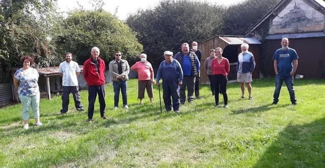 photo  le conseil municipal entoure l’artiste et sa fille et a été enthousiasmé par la visite.  &copy;  ouest-france 