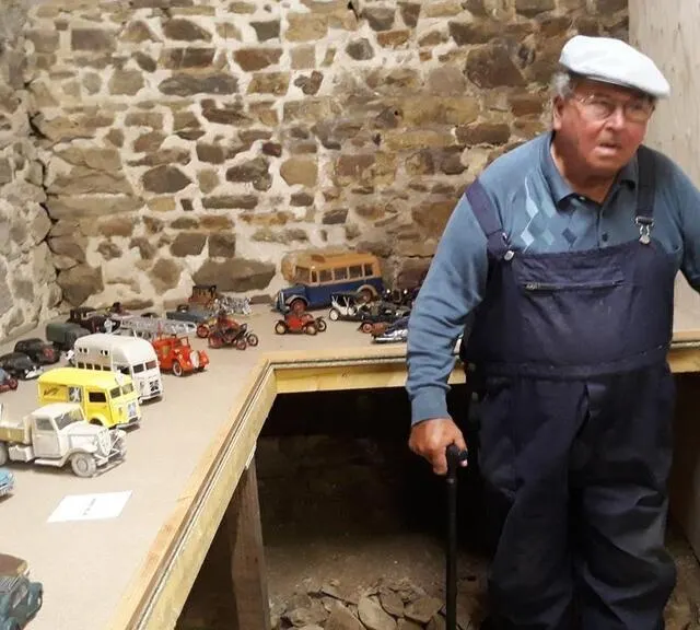 photo roger et ses voitures : il a commencé par miniaturiser la première voiture de ses parents.  ©  ouest-france