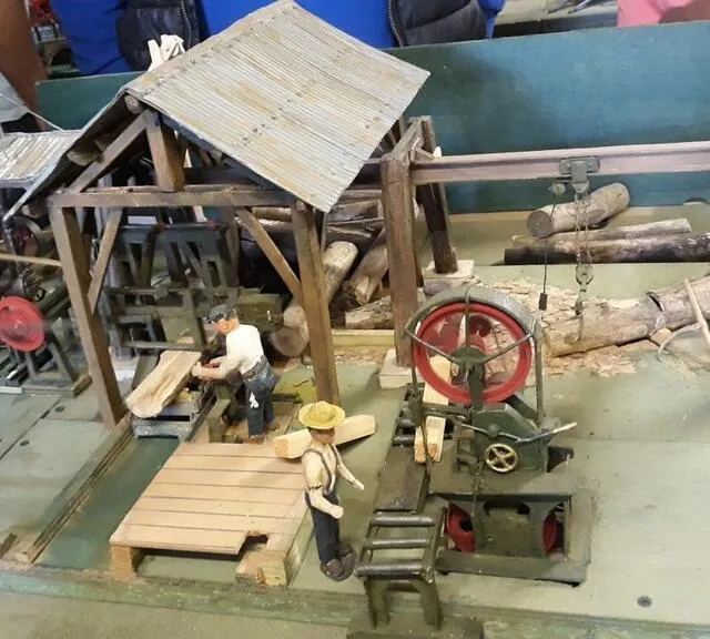 photo la scierie avec ses ouvriers qui travaillent, et le bruit qui va avec.  ©  ouest-france