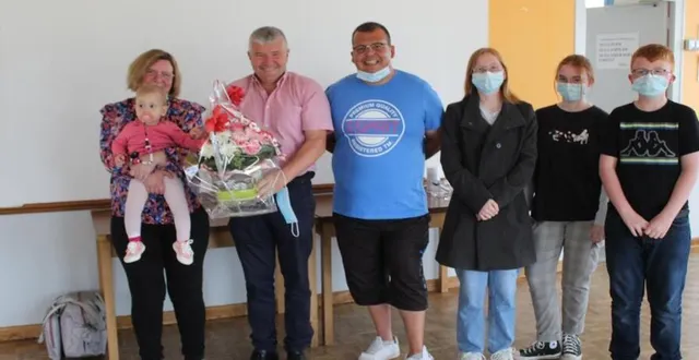 photo  béatrice chantepie, accompagnée de sa famille ,a reçu des présents des mains de frédéric cosson, maire de saint-aubin-de-locquenay pour son départ.  &copy;  le maine libre 