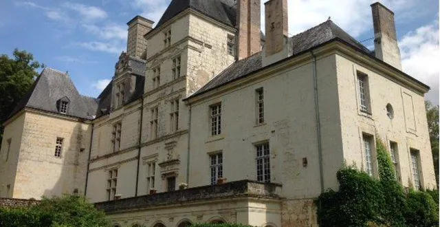 photo  l’aile nord du château de poncé, dominant le jardin « à l’italienne » des années 30.  &copy;  le maine libre 