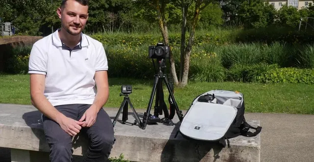 photo  avant chaque expédition pour tenter d’intercepter un orage, alexis derau, chasseur d’orages de 26 ans, s’équipe d’un important matériel photo.  &copy;  le maine libre 