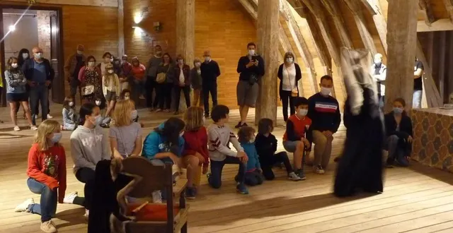photo  les jeunes chevaliers sont adoubés par dame isabelle à la fin du parcours, dans les anciennes halles.  &copy;  le maine libre 