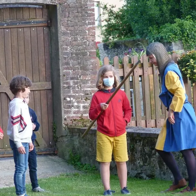 photo apprentis chevaliers et chevalières s’entraînent au combat.  ©  le maine libre