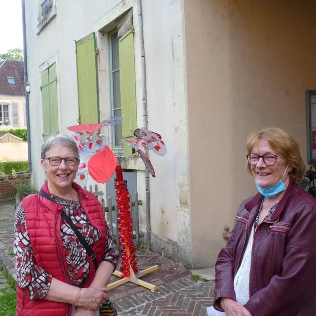 photo christiane et liliane, deux fertoises curieuses d’en savoir plus sur l’histoire de leur ville.  ©  le maine libre