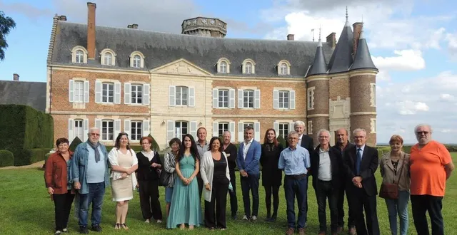 photo  les organisateurs devant la belle façade du château.  &copy;  le maine libre 