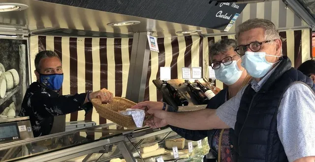 photo  le fromager jean-marc charland (à gauche) sert christian et pascale pommier (à droite), deux habitués du marché de la flèche.  &copy;  ouest-france 